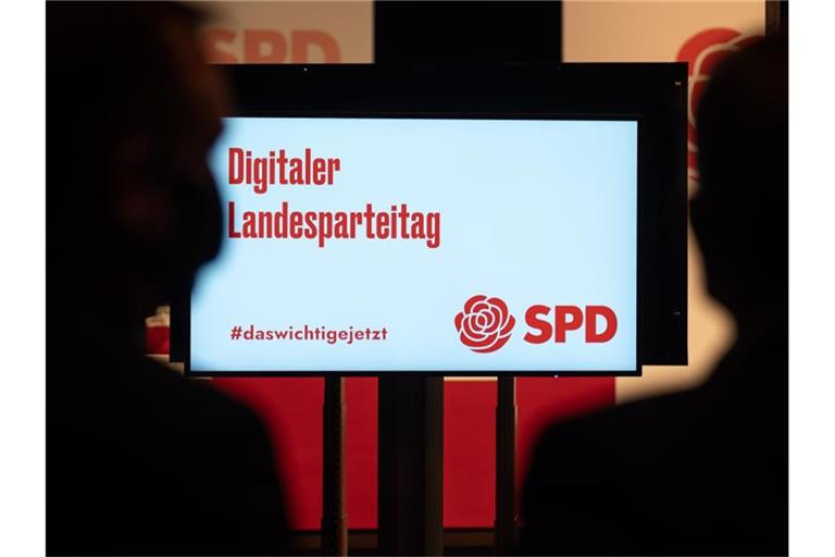 „Digitaler Landesparteitag“ steht während eines eintägigen Online-Parteitag der SPD Baden-Württemberg auf einem Monitor. Foto: Sebastian Gollnow/dpa