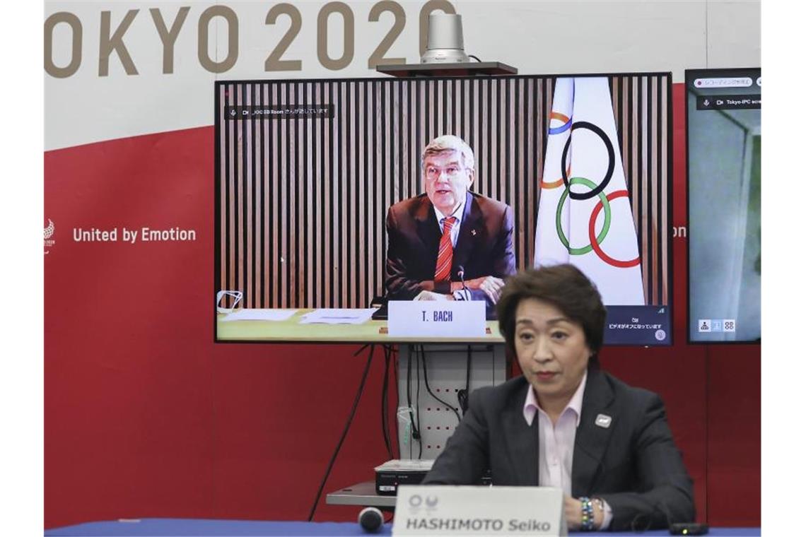 Ohne Ausländische Fans? Olympia-Macher ringen um Zuschauer Digitaler Redebedarf wegen Corona: Olympia-Organisations-Chefin Seiko Hashimoto (vorne) und IOC-Präsident Thomas Bach. Foto: Du Xiaoyi/Pool Xinhua/dpa