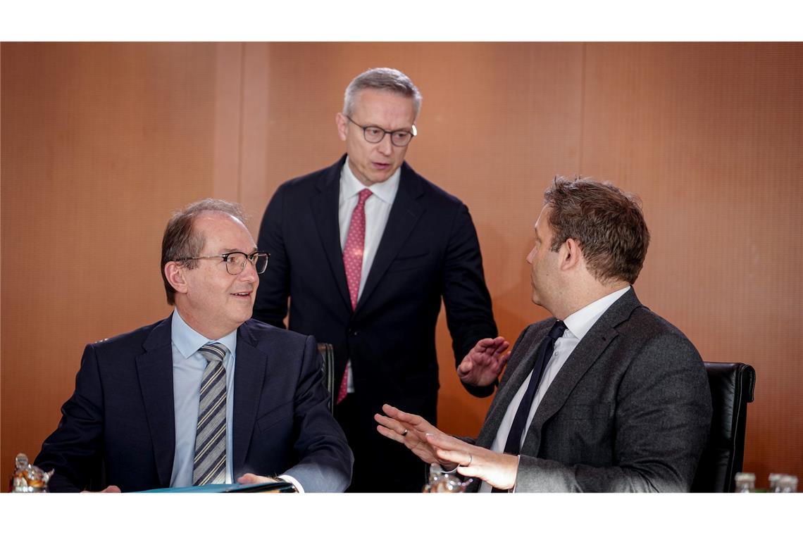 Digitalminister Karsten Wildberger – hier im Gespräch mit Innenminister Alexander Dobrindt (l.) und Finanzminister Lars Klingbeil – soll die Fäden bei der Staatsmodernisierung zusammenführen.