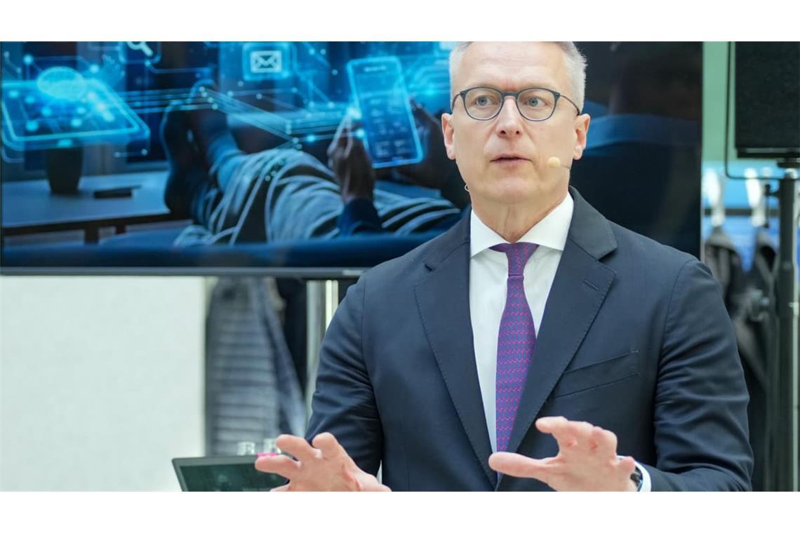 Digitalminister Karsten Wildberger verspricht, dass die neue Ausweis-App im Januar an den Start geht.