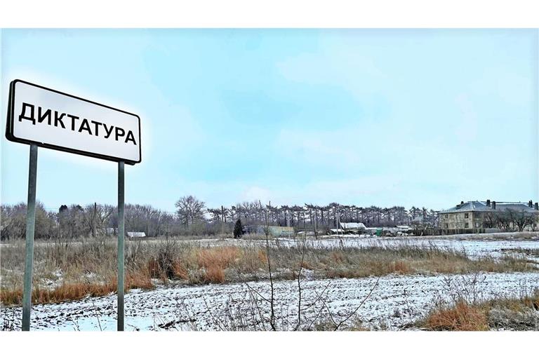 Diktatura: Ein Ort, wie es ihn so viele gibt quer durch Russland. Ein paar hundert Seelen, viel Land, viel Wald, viel Wiese.