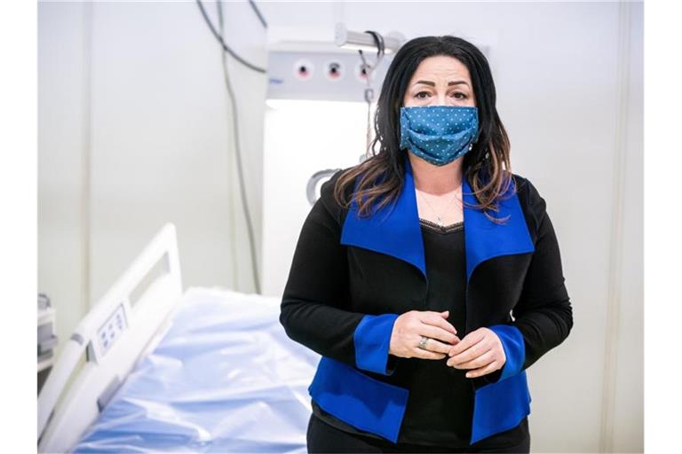 Dilek Kalayci besichtigt ein Corona-Behandlungszentrum in Berlin. Foto: Michael Kappeler/dpa