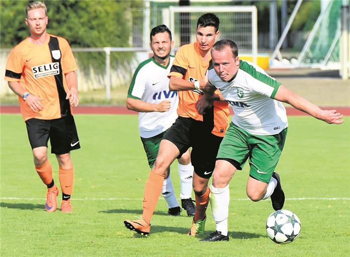 Dimitrij Metzler (rechts) gewann mit dem FC Viktoria die beiden Turnierspiele. Foto: T. Sellmaier