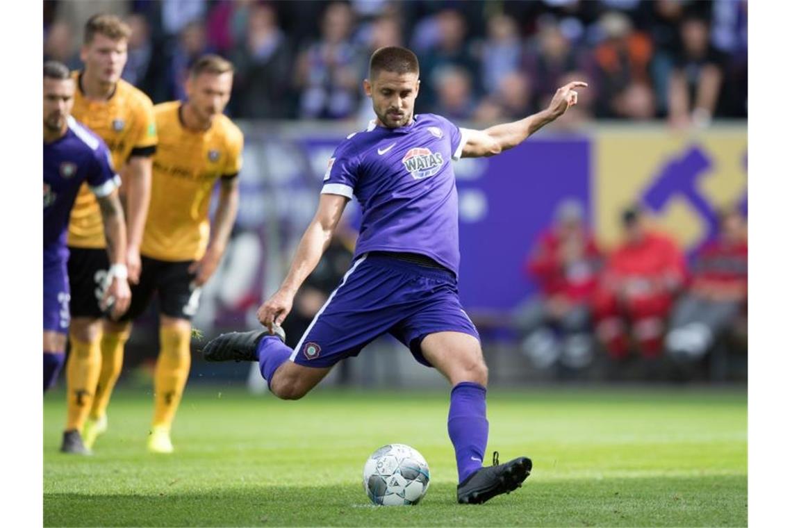 Dimitrij Nazarov trifft per Elfmeter zum 1:1-Ausgleich für Aue im Spiel gegen Dynamo Dresden. Foto: Sebastian Kahnert