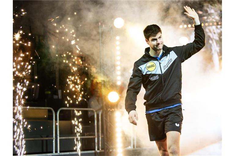 Dimitrij Ovtcharov kommt zum Spiel gegen die Nummer eins Fan Zhendong in die Halle. Foto: Swen Pförtner/dpa