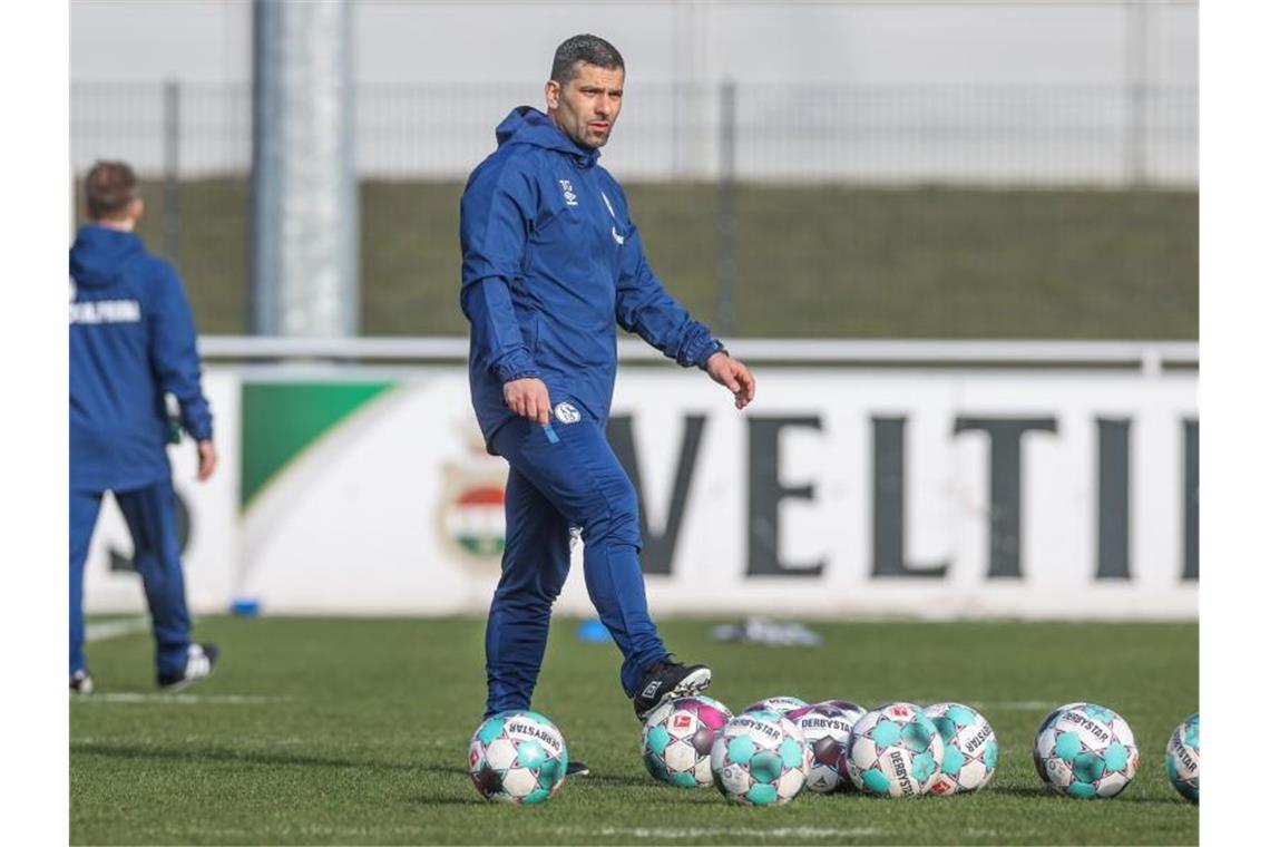Dimitrios Grammozis gibt sein Bundesliga-Debüt als Coach des FC Schalke 04. Foto: Tim Rehbein/FC Schalke 04/dpa