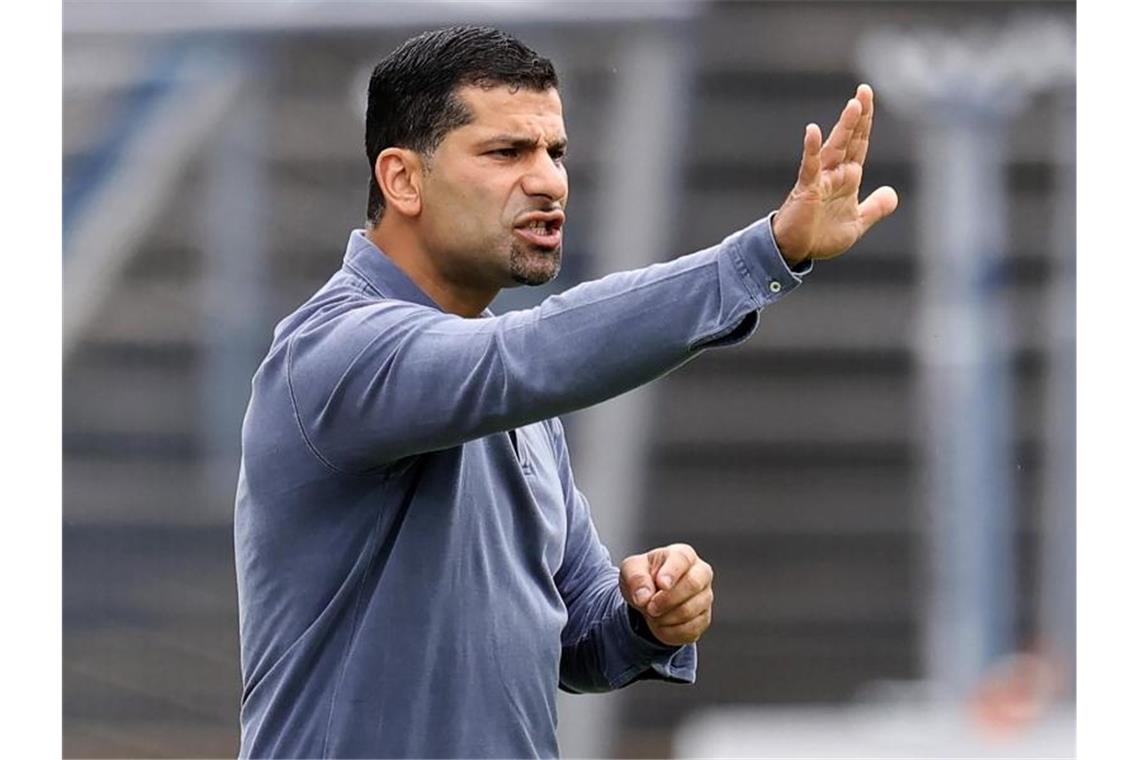 Grammozis, Bobic, Kramer, Rose: Ganz schön was los Dimitrios Grammozis ist neuer Cheftrainer beim FC Schalke 04. Foto: Ronald Wittek/epa Pool/dpa