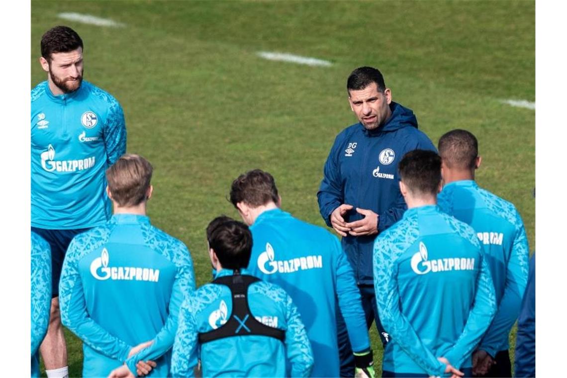 Dimitrios Grammozis (M), neuer Trainer des FC Schalke 04, richtet sich beim ersten Training in Gelsenkirchen an die Mannschaft. Foto: Fabian Strauch/dpa