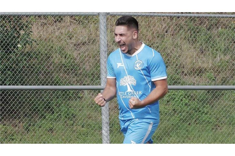 Dimitrios Mpouranis bejubelt seinen Treffer im Spiel von Omonia Vaihingen gegen den SV Sillenbuch. Am Ende stand es überraschend 2:1 für den Aufsteiger.