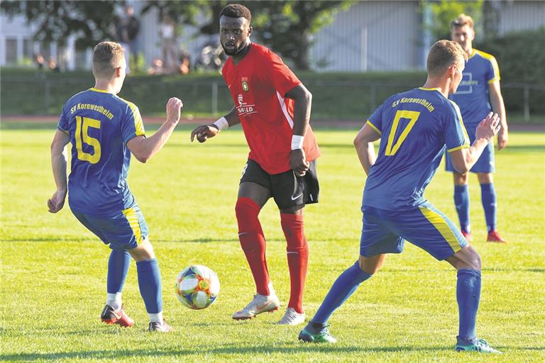 Dimitry Imbongo (Mitte) absolviert mit der SG Sonnenhof Großaspach im WFV-Pokal ein Auswärtsspiel. Foto: T. Sellmaier