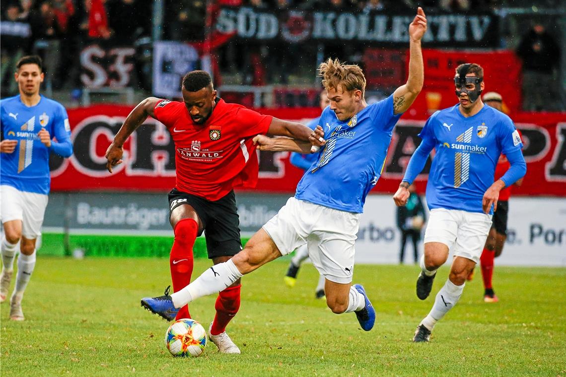 Dimitry Imbongo (rotes Trikot) kämpft mit der SG Sonnenhof Großaspach im Kellerduell gegen Jena. Foto: A. Becher