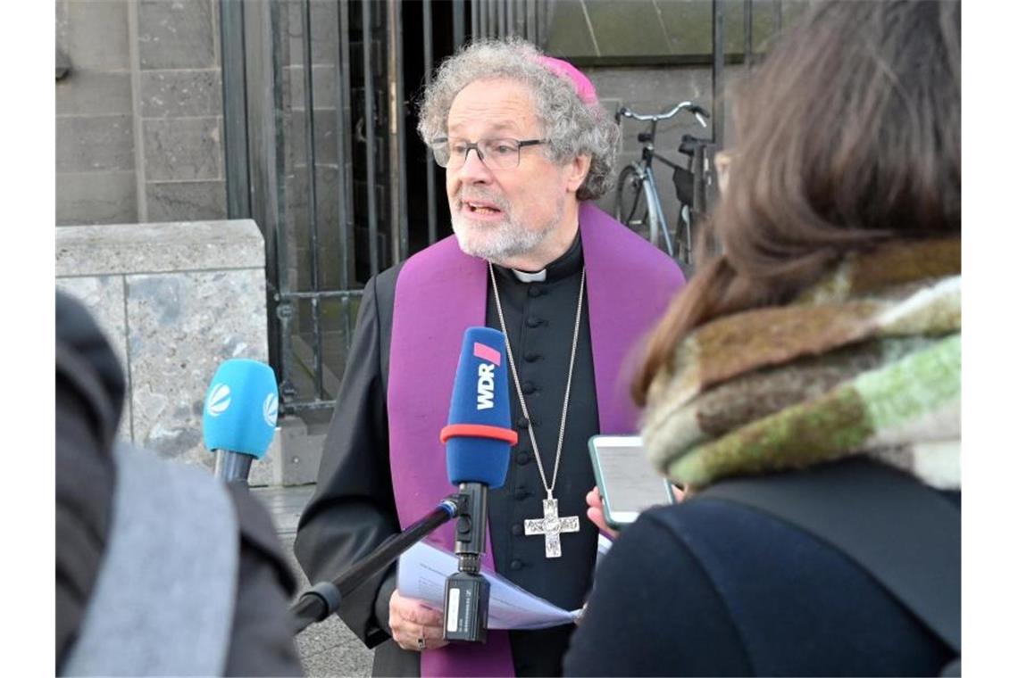 Weihbischof bekennt Schuld der Kirche bei Missbrauch Diözesan-Administrator Rolf Steinhäuser gibt nach dem Bußgottesdienst des Erzbistums Köln im Zuge der Aufarbeitung sexueller Gewalt vor dem Dom ein Statement ab. Foto: Henning Kaiser//dpa