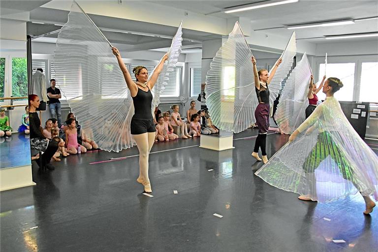 Diplom-Tanzpädagogin Claudia Rüter (links sitzend) und ihre Ballettschülerinnen beobachten die Probe. Foto: Tobias Sellmaier