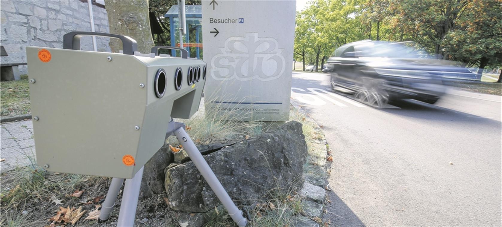 Direkt am Straßenrand ist der Einseitensensor aufgebaut. Wer zu schnell fährt, wird erfasst. Fotos: A. Becher