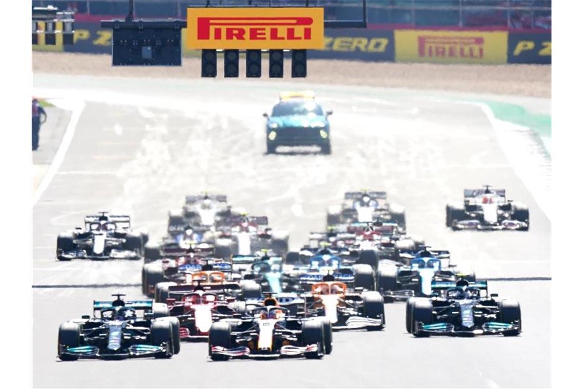 Direkt nach dem Start in Silverstone kam es zum Crash zwischen Lewis Hamilton (vorn l) und Max Verstappen (vorn M). Foto: Tim Goode/PA Wire/dpa