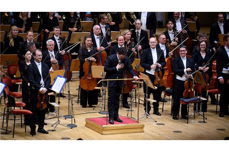 Dirigent Lahav Shani und die Münchner Philharmoniker werden in Berlin gefeiert.