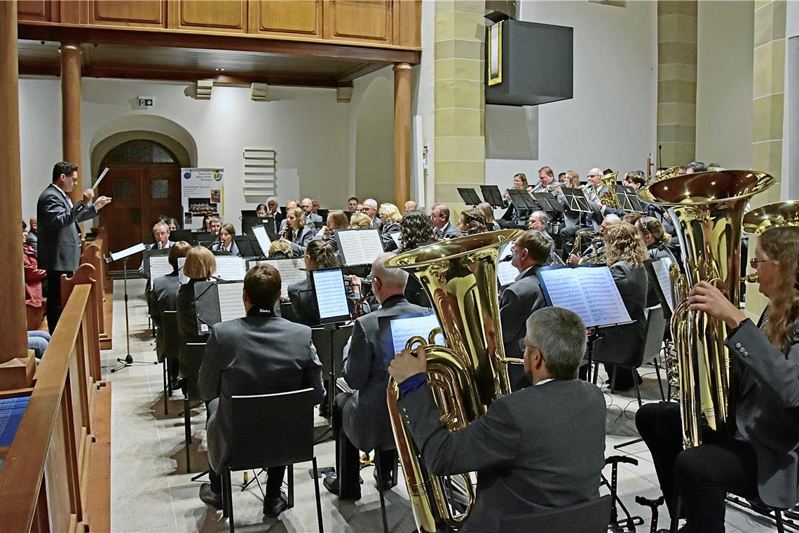 Dirigent Paul Jacot und das Städtische Blasorchester Backnanger haben für die Zuhörerinnen und Zuhörer auch die eine oder andere Überraschung dabei. Foto: Tobias Sellmaier