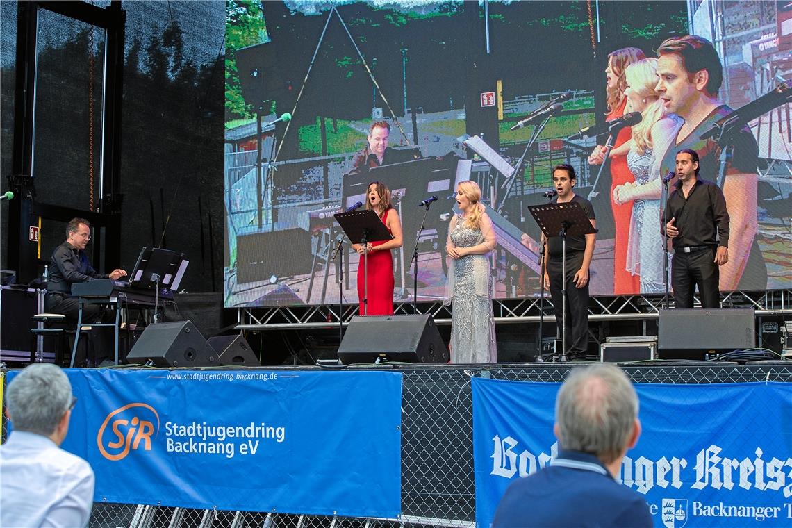Höhepunkte mit Rigoletto und Popcorn Dirigent Rainer Roos am E-Piano, Marie Gropp, Joo-Anne Bitter, Gustavo Quaresma und Matias Tosi (von links) sorgten beim classic-ope(r)n-air für große Gefühle. Fotos: J. Fiedler