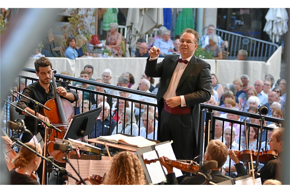 Dirigent Rainer Roos beim classic ope(r)n air auf dem Marktplatz in Backnang.