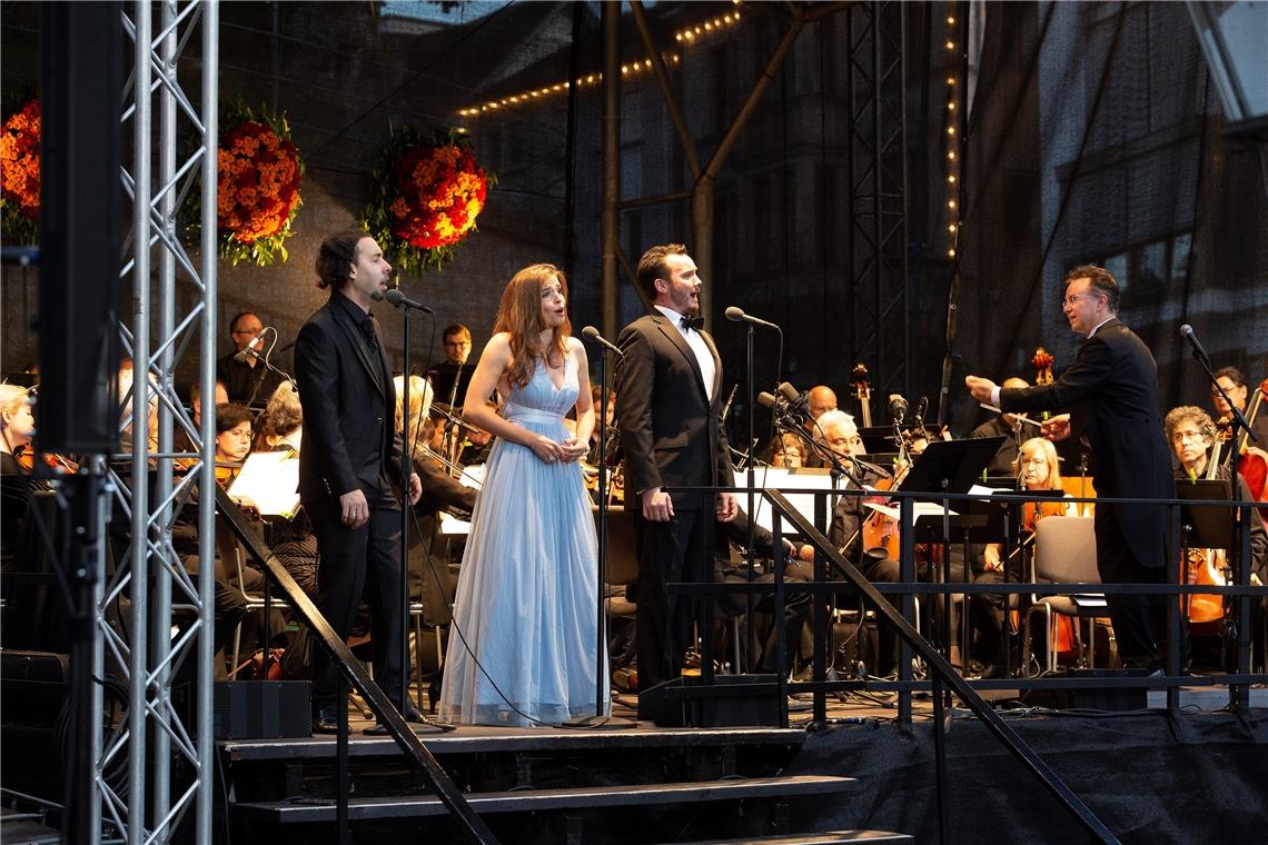 „A night in the opera“ unterm Murrtalviadukt Dirigent Rainer Roos hat stets ein gutes Händchen in der Auswahl der Sänger: Bass-Bariton Matias Tosi (links) war schon mehrmals in Backnang, Sopranistin Jana Marie Gropp erfreute das Backnanger Publikum neben Tenor Aaron Cawley auch 2019 – in der Vor-Corona-Zeit noch auf dem Marktplatz. Fotos: J. Fiedler, privat