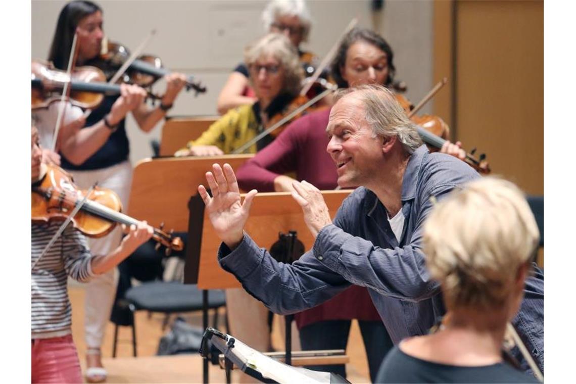 Dirigent Hengelbrock: Politik denkt bei Corona zu kurz Dirigent Thomas Hengelbrock probt mit dem Balthasar-Neumann-Ensemble. Foto: Roland Weihrauch/dpa/Archivbild