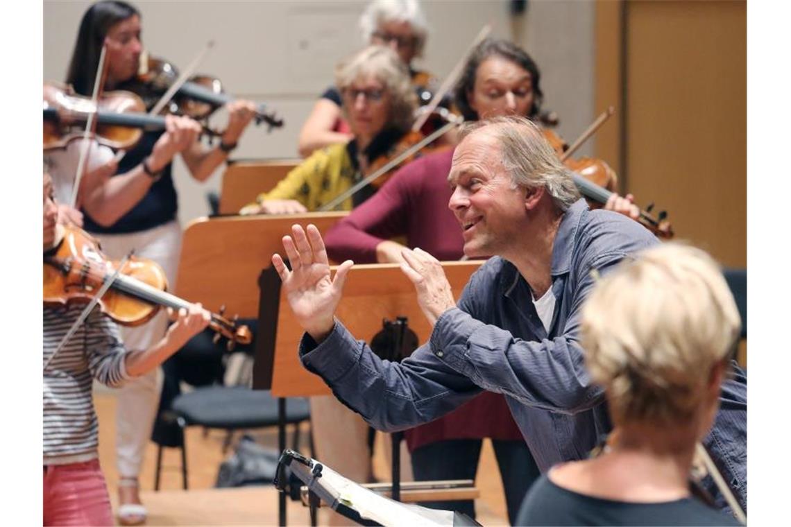 Dirigent Thomas Hengelbrock probt mit dem Balthasar-Neumann-Ensemble. Foto: Roland Weihrauch/dpa/Archivbild