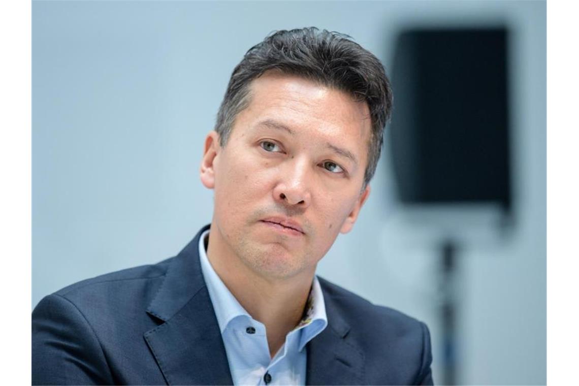 Ex-Chef von Airbus-Rüstungssparte wechselt zu Volocopter Dirk Hoke, damals Vorstandsvorsitzender von Airbus Defence & Space, spricht auf einer Konferenz. Foto: Matthias Balk/dpa/Archiv