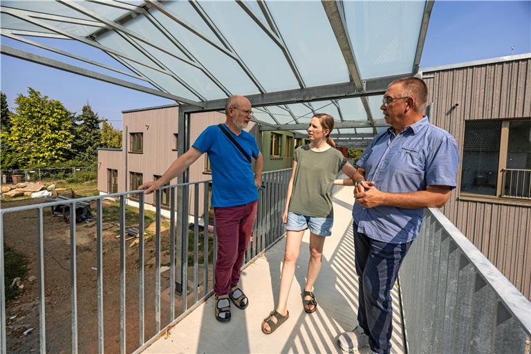 Dirk Jerusalem, Jana Schieber und Lutz Michael (von links) freuen sich auf das gemeinschaftliche Leben im Blütengarten. Die überdachte Dorfstraße, unter der sie stehen, ist ein zentraler Aspekt für Begegnung der rund 35 Bewohnerinnen und Bewohner. Fotos: Dietmar van der Linden