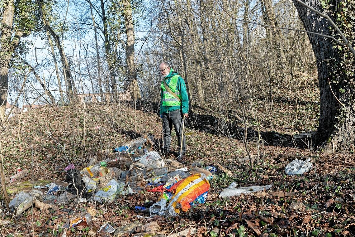 Dirk Jerusalem koordiniert die Putzede in Backnang. Ihn betrübt Jahr für Jahr, wie viel Müll achtlos in der Natur entsorgt wird. Fotos: J. Fiedler