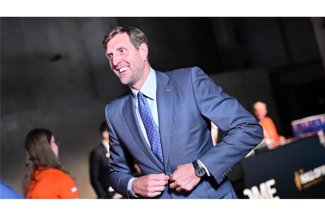 Dirk Nowitzki, ehemaliger Basketballspieler, schließt sein Jacket vor Beginn der Auslosung für die FIBA-Basketball-Weltmeisterschaft der Frauen 2026 in Berlin.
