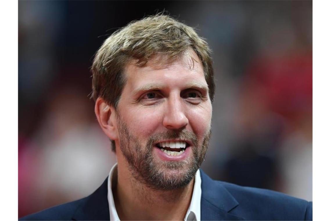 Mavericks ehren Nowitzki mit Silhouetten auf dem Parkett