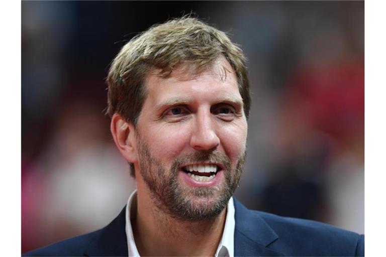 Dirk Nowitzki freut sich schon auf die Silhouetten auf dem Parkett. Foto: Swen Pförtner