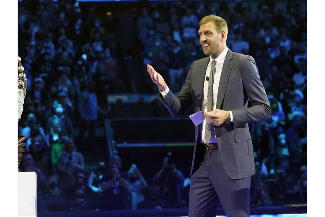 „Für immer 41“ in Dallas: Nowitzkis Feier mit viel Liebe Dirk Nowitzki hält eine Dankesrede. Neben ihm das Modell einer Statue die seinen einbeinigen Sprungwurf zeigt und vor der Arena stehen soll. Foto: Lm Otero/AP/dpa