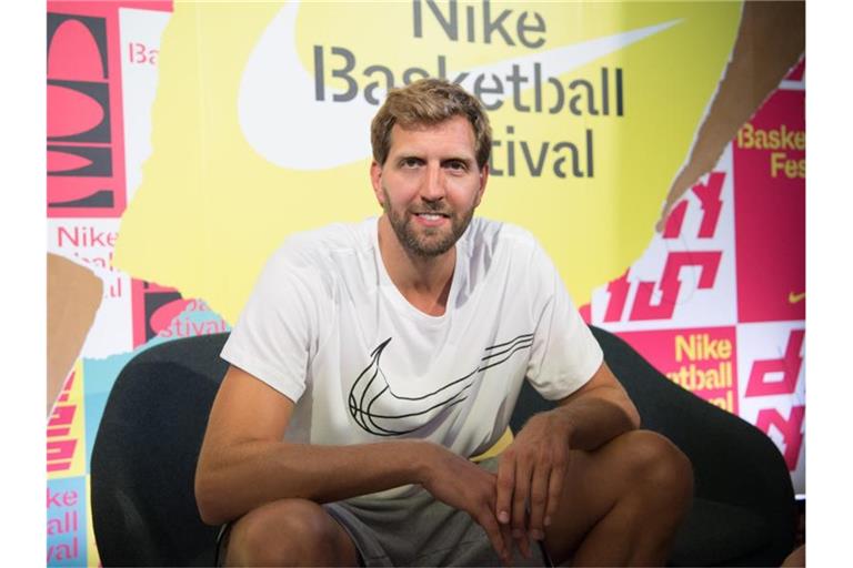 Dirk Nowitzki hält sich Tipps für Henrik Rödl zurück. Foto: Jörg Carstensen