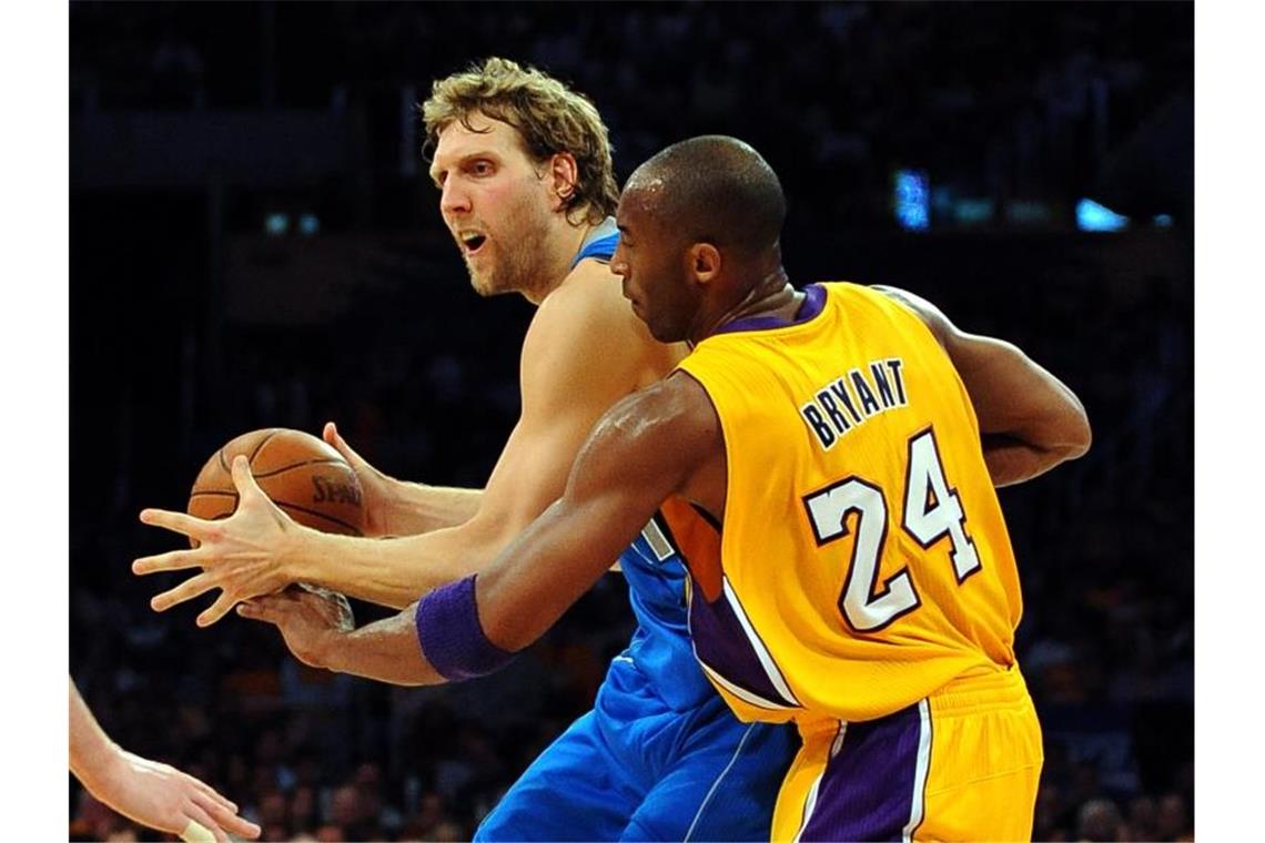 Dirk Nowitzki im Duell mit Lakers-Legende Kobe Bryant. Die Beziehung der beiden Superstars war von gegenseitigem Respekt geprägt. Foto: Mike Nelson/EPA/dpa