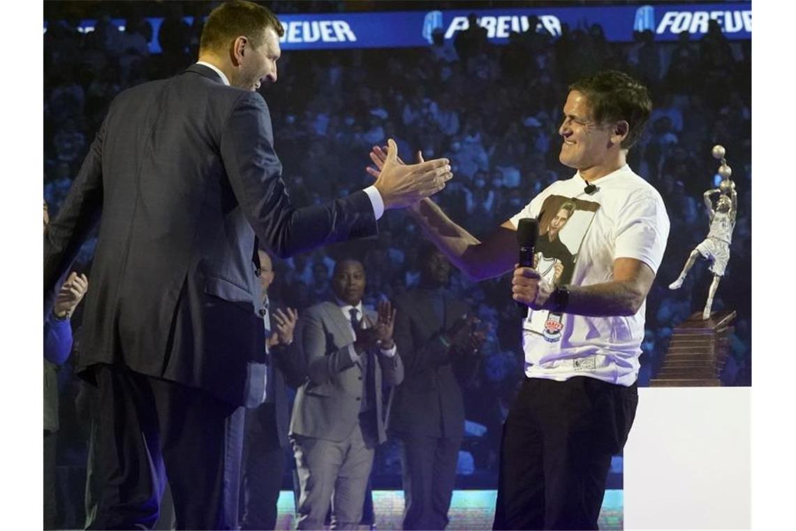 „Für immer 41“ in Dallas: Nowitzkis Feier mit viel Liebe Dirk Nowitzki (l) beim Handschlag mit Teambesitzer Marc Cuban. Foto: Lm Otero/AP/dpa