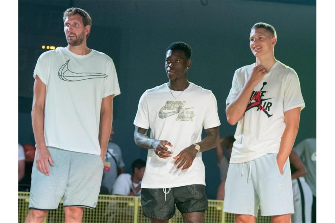 NBA-Star Schröder vor WM: „Läuft gerade alles erfolgreich“ Dirk Nowitzki (l-r), Dennis Schröder und Moritz Wagner stehen bei der Veranstaltung eines Sportausrüsters beisammen. Foto: Jörg Carstensen
