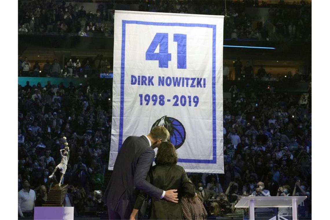 „Für immer 41“ in Dallas: Nowitzkis Feier mit viel Liebe Dirk Nowitzki und seine Frau Jessica Olsson bei der Trikot-Zeremonie. Foto: Lm Otero/AP/dpa