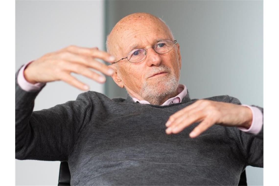 Vitaminpräparate statt Lipgloss - Kaufverhalten ändert sich Dirk Roßmann, der Gründer und Geschäftsführer der Drogeriemarktkette Rossmann, beim Interview mit der Deutschen Presse-Agentur. Foto: Julian Stratenschulte/dpa