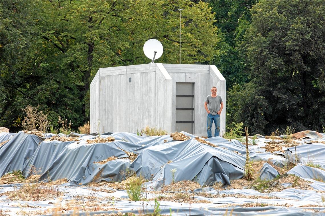 Dirk Schlichting spielt mit seiner Installation in der Oberen Walke in Backnang und seiner YouTube-Performance mit der Lust der Menschen, das zu sehen, was im Verborgenen vor sich geht. Dabei zieht er uns in ein Spannungsfeld aus Nähe und Distanz, Privatheit und Öffentlichkeit hinein: Je ferner und unnahbarer etwas erscheint, desto größer ist der Reiz, ganz nah heranzutreten. Foto: A. Becher