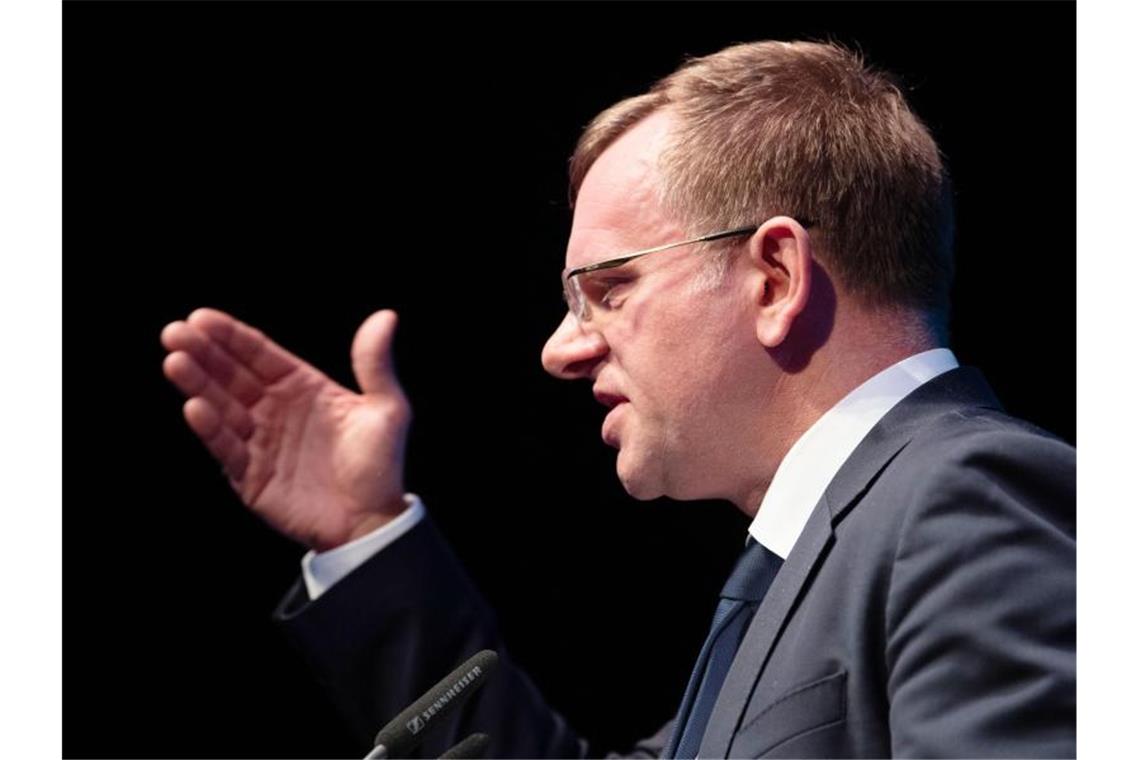 Dirk Spaniel (AfD), Bundestagsabgeordneter, gestikuliert. Foto: Marijan Murat/dpa/Archivbild