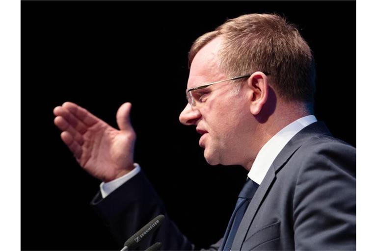 Dirk Spaniel (AfD), Bundestagsabgeordneter, gestikuliert. Foto: Marijan Murat/dpa/Archivbild