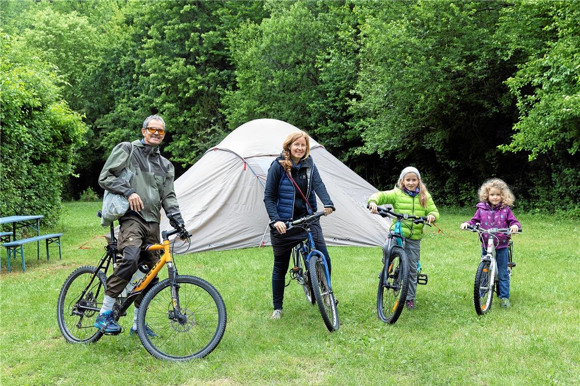 Dirk und Ilka Heiderich mit ihren beiden Töchtern Carlotta und Elin (von links) brechen zu einer Radtour nach Steinberg auf. Die Familie aus dem Offenburger Raum ist das erste Mal im Freizeitgebiet des Waldsees zu Gast. Als erfahrene Camper sind sie sonst oft auf Amrum. Fotos: J. Fiedler