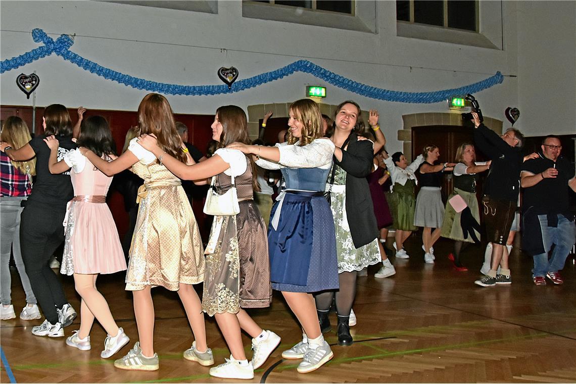 Dirndl-Polonaise durch die Halle. Die Stimmung Zünftige Stimmung auf der Party B...