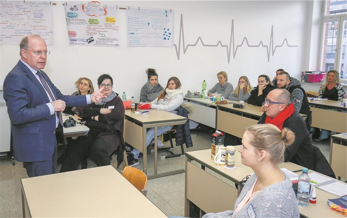 Diskutierten über Ausbildung und berufliche Praxis: Absolventen der Berufsfachschule für Altenpflege und Altenpflegehilfe am Staigacker und Staatssekretär Wilfried Klenk (links). Foto: A. Becher