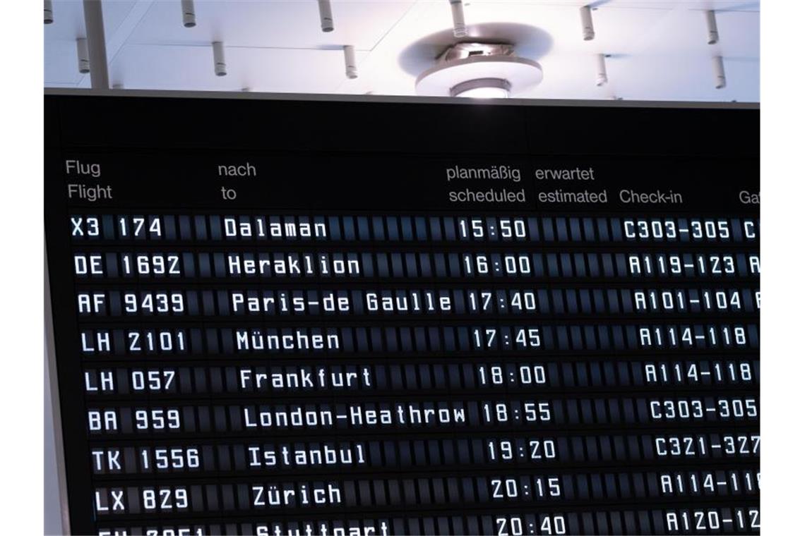 Diverse Reiseziele werden auf einem Display im Abflugterminal im Flughafen Hannover angezeigt. Foto: Peter Steffen/dpa