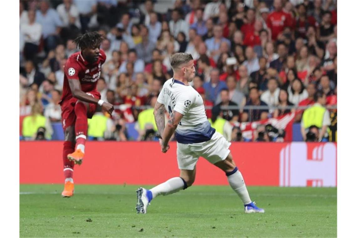 Divock Origi (l) zieht ab und trifft zum 2:0 für Liverpool. Foto: Jan Woitas