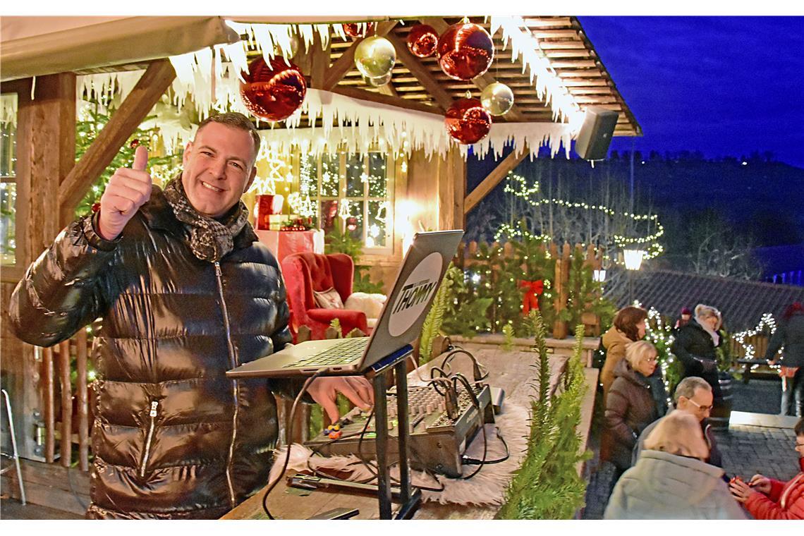 DJ Thommy sorgt mit weihnachtlichen Liedern für Stimmung.
