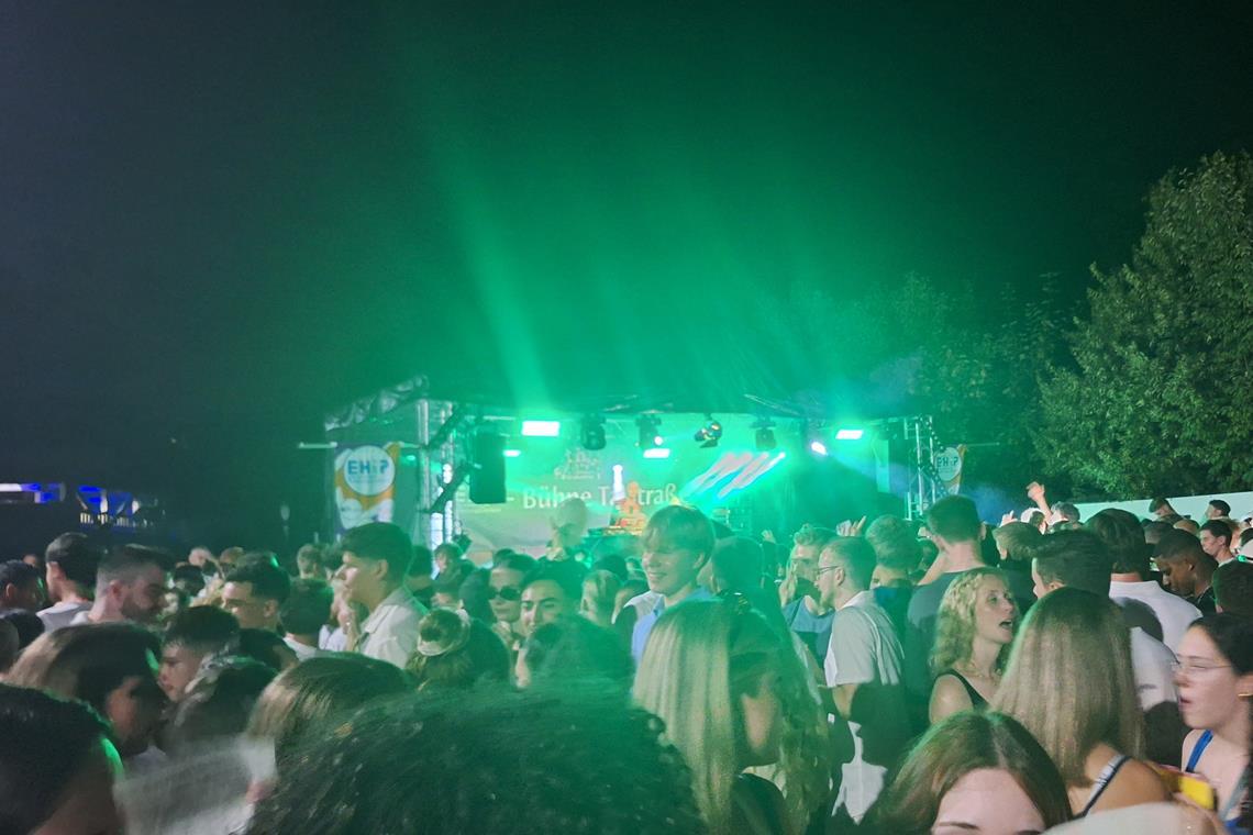DJ Vibiza heizte bis kurz nach 12 Uhr auf der Elektrobühne ein.