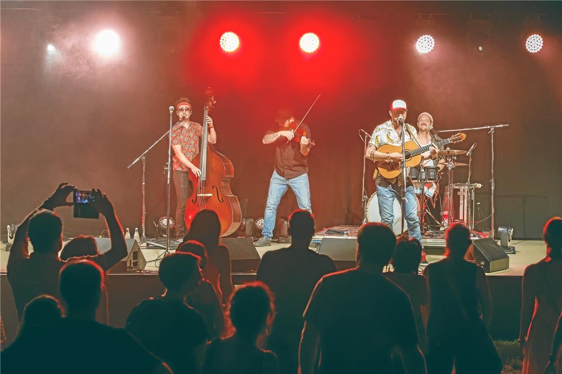 Murrhardter Sommerpalast: Musikalisches Feuer bei Gewitterregen